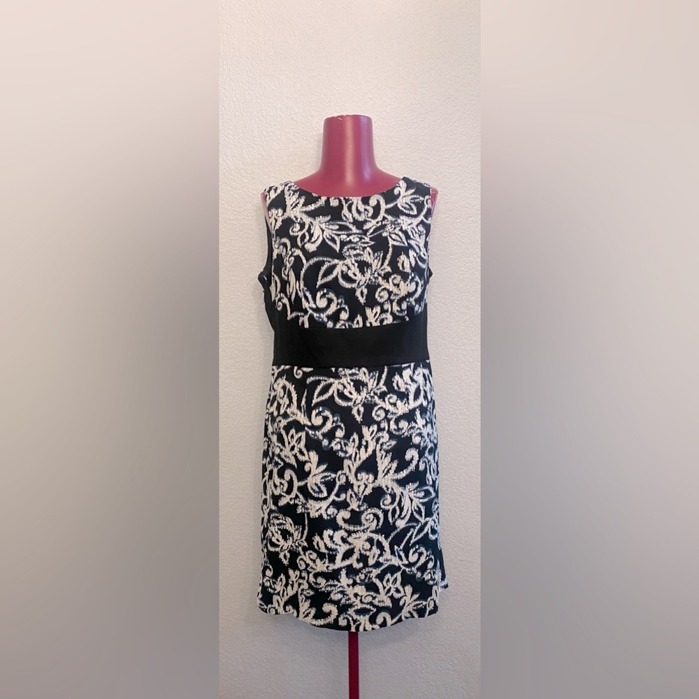 AGB Black and White Sheath Dress Sleeveless Crew Neck